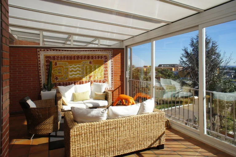 Convertir una terraza abierta en una cerrada con encanto